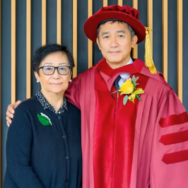 梁朝偉博士畢業全家當場祝賀,83歲媽媽戴百萬胸針好優雅!
