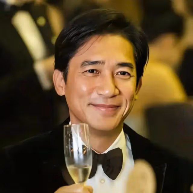 梁朝偉博士畢業全家當場祝賀,83歲媽媽戴百萬胸針好優雅!