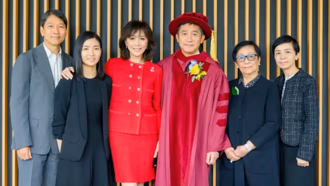 梁朝偉博士畢業全家當場祝賀,83歲媽媽戴百萬胸針好優雅!