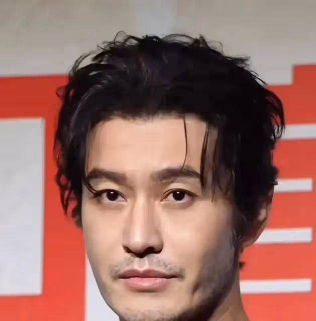 葉珂獨自現身孕檢，穿露腰短款上衣遭網友質疑，被吐槽故意曝光