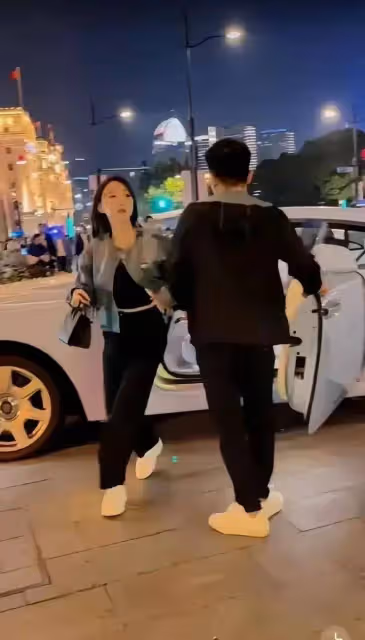 葉珂獨自現身孕檢，穿露腰短款上衣遭網友質疑，被吐槽故意曝光