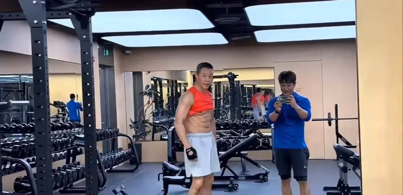 68歲張豐毅大秀好身材，肌肉發達讓人羨慕，網友直呼看不出年齡