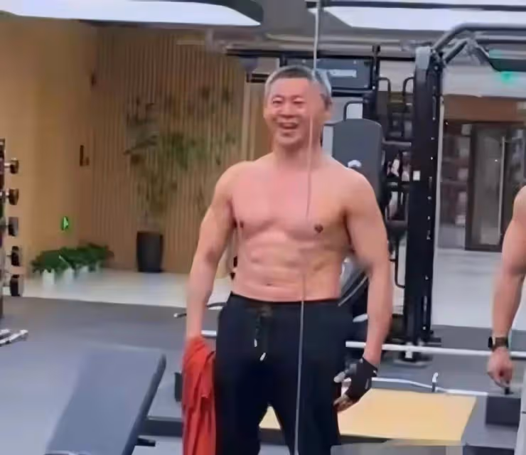 68歲張豐毅大秀好身材，肌肉發達讓人羨慕，網友直呼看不出年齡