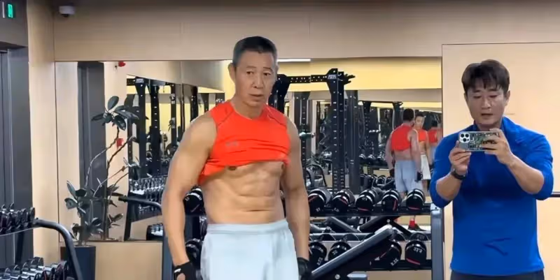 68歲張豐毅大秀好身材，肌肉發達讓人羨慕，網友直呼看不出年齡