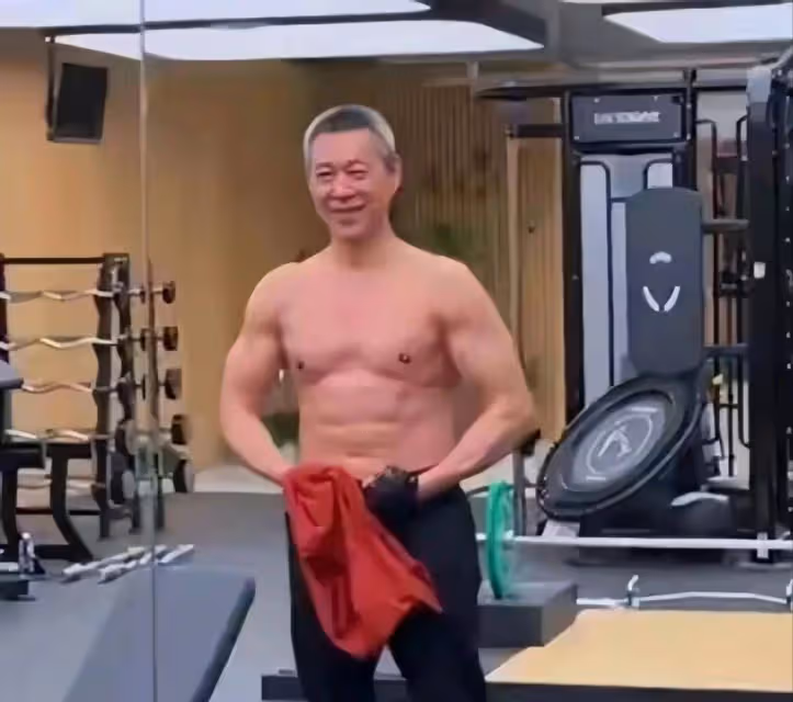 68歲張豐毅大秀好身材，肌肉發達讓人羨慕，網友直呼看不出年齡