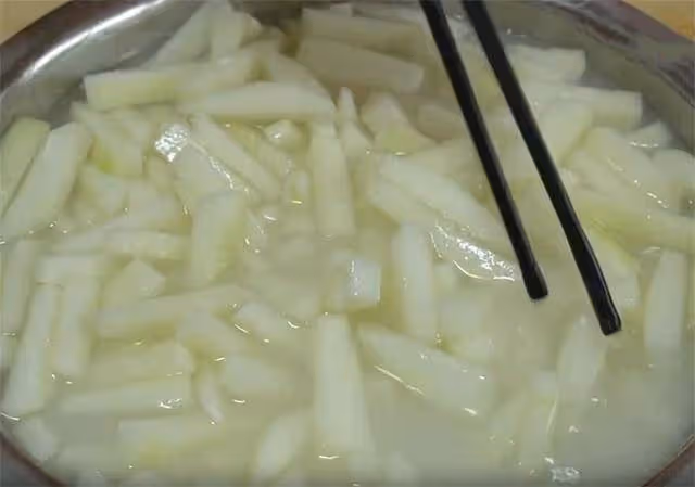 想吃冬瓜糖不用買,手把手教你在家做,香甜爽脆,看一遍學會