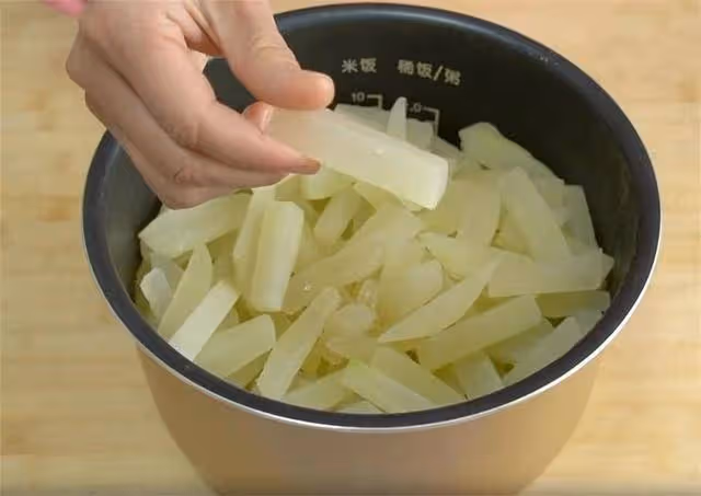 想吃冬瓜糖不用買,手把手教你在家做,香甜爽脆,看一遍學會
