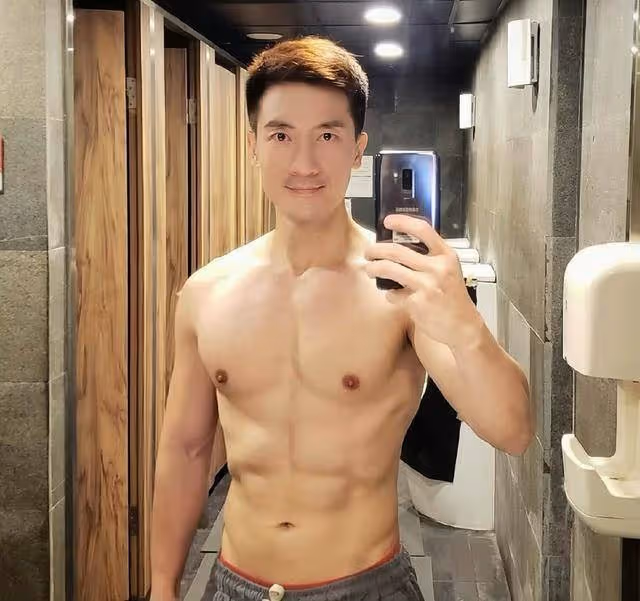 TVB帥氣男星憑新劇走紅，演技獲洗板式好評，身材健碩氣質儒雅