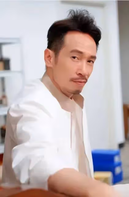 視帝陳豪內地豪買名牌手袋送老婆,揚言必須愛老婆,家庭幸福美滿