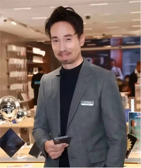視帝陳豪內地豪買名牌手袋送老婆,揚言必須愛老婆,家庭幸福美滿