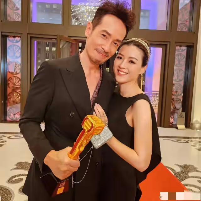 視帝陳豪內地豪買名牌手袋送老婆,揚言必須愛老婆,家庭幸福美滿