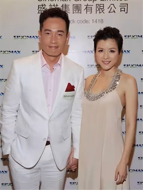 視帝陳豪內地豪買名牌手袋送老婆,揚言必須愛老婆,家庭幸福美滿