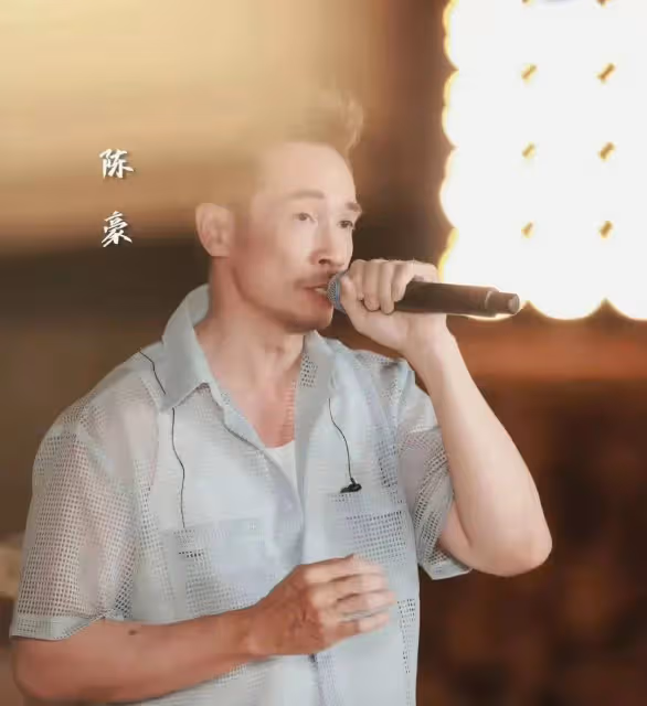 視帝陳豪內地豪買名牌手袋送老婆,揚言必須愛老婆,家庭幸福美滿