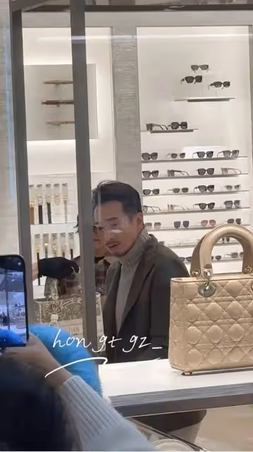 視帝陳豪內地豪買名牌手袋送老婆,揚言必須愛老婆,家庭幸福美滿