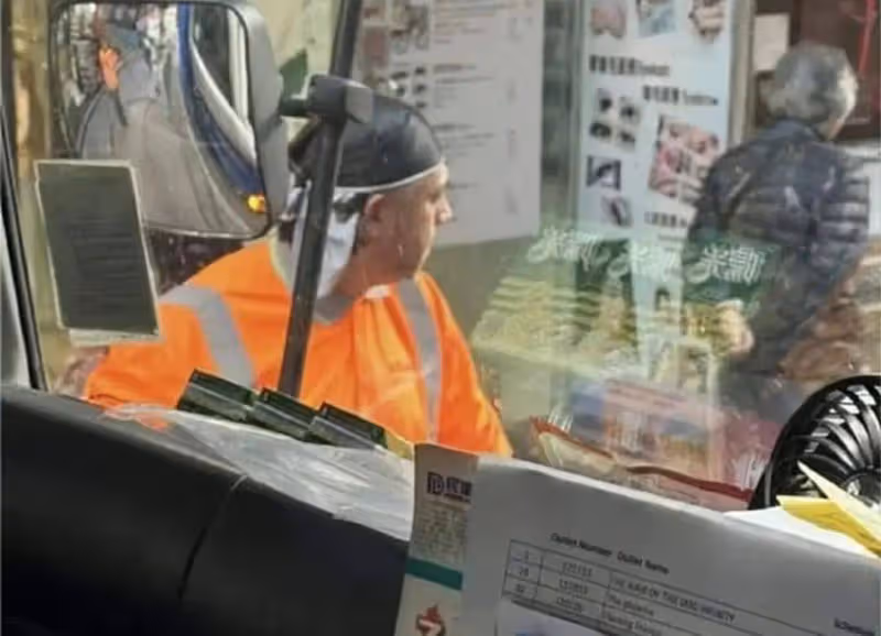 香港男星張致恆被曝在街頭做清潔工,多次陷經濟困難,婚後連生四子