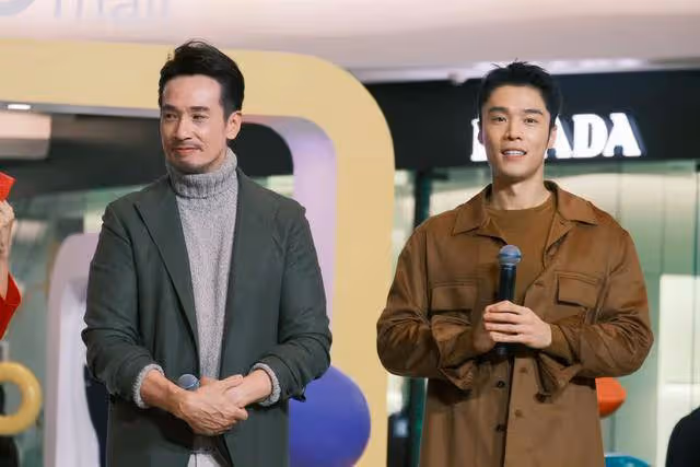 尷尬!TVB視帝陳豪現身南京,與同行小生被錯認成父子