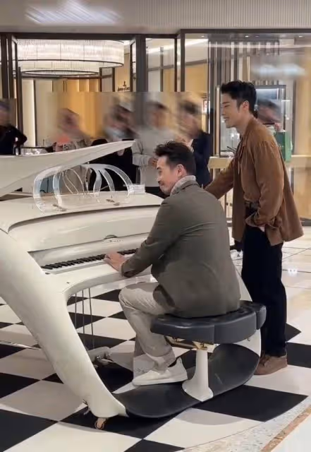 尷尬!TVB視帝陳豪現身南京,與同行小生被錯認成父子
