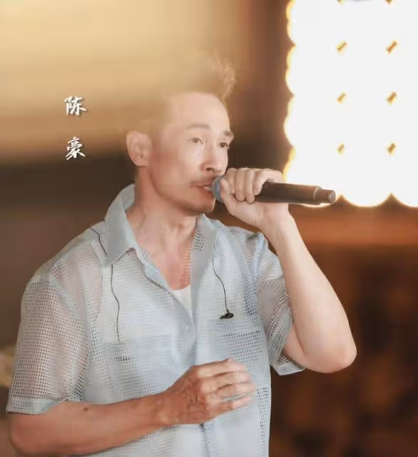 尷尬!TVB視帝陳豪現身南京,與同行小生被錯認成父子