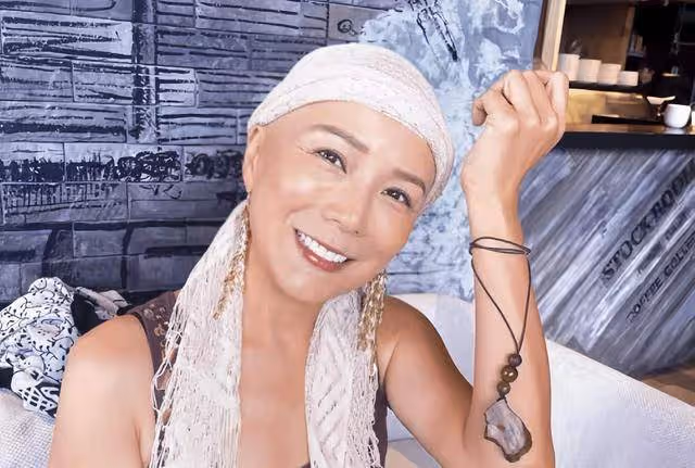 香港女星乳腺癌復發,摸到腫瘤變大又變硬,到泰國捐棺材積功德