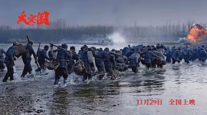 邊看邊哭!2.6萬大學生參演的電影《大突圍》今天上映,好評一片