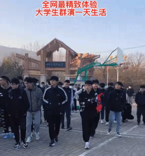 邊看邊哭!2.6萬大學生參演的電影《大突圍》今天上映,好評一片