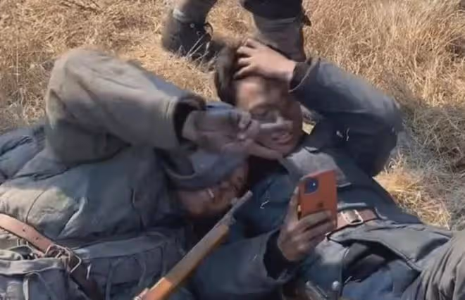 邊看邊哭!2.6萬大學生參演的電影《大突圍》今天上映,好評一片