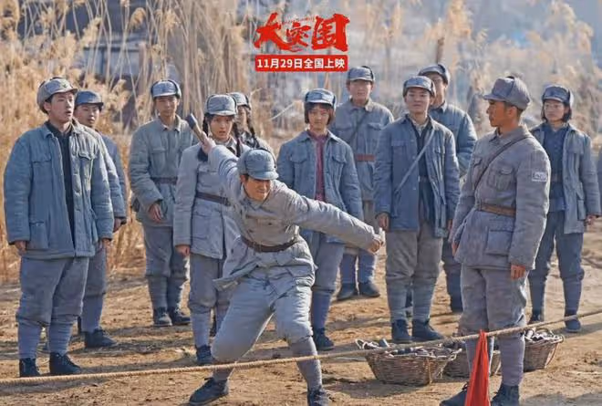 邊看邊哭!2.6萬大學生參演的電影《大突圍》今天上映,好評一片