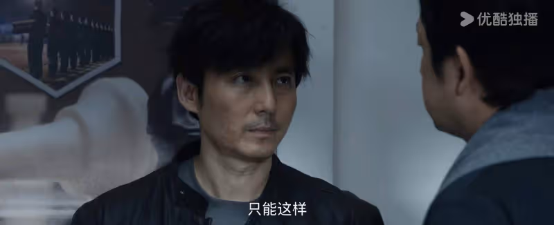 《白夜破曉》：看懂鄭旗對周巡的三次暗示，才懂內鬼的職位多高？