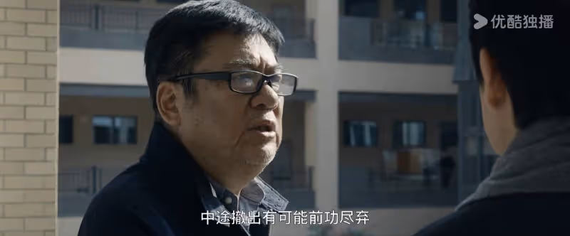 《白夜破曉》：看懂鄭旗對周巡的三次暗示，才懂內鬼的職位多高？