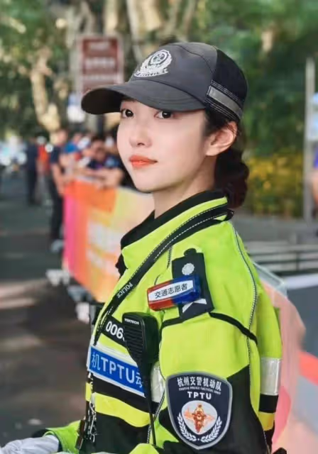 哈爾濱最美交警撞臉景甜，網友全網尋人，官方回應：馬上安排
