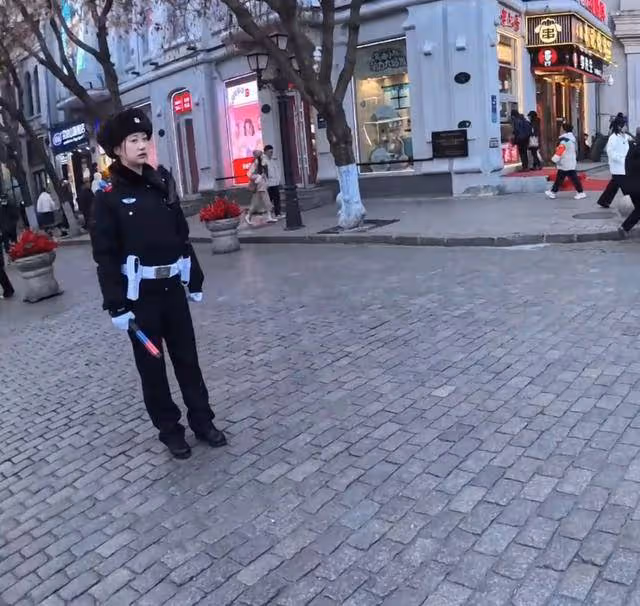 哈爾濱最美交警撞臉景甜，網友全網尋人，官方回應：馬上安排