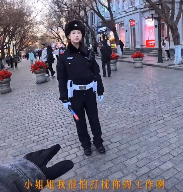 哈爾濱最美交警撞臉景甜，網友全網尋人，官方回應：馬上安排
