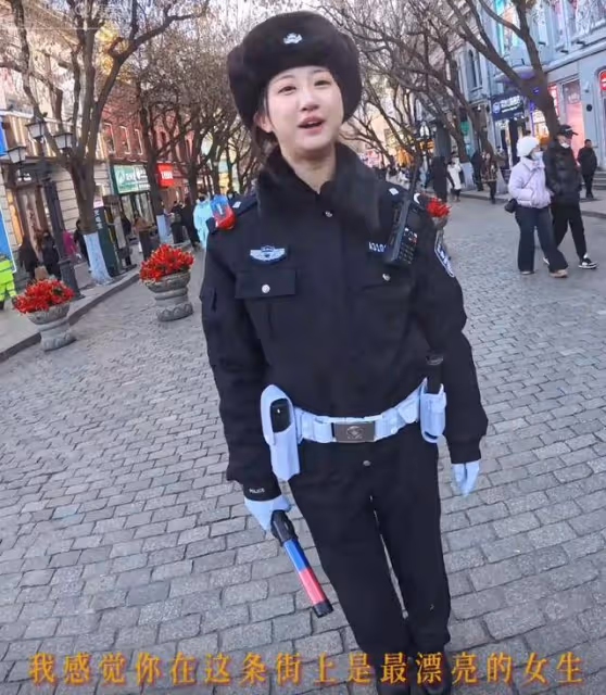 哈爾濱最美交警撞臉景甜,網友全網尋人,官方回應:馬上安排