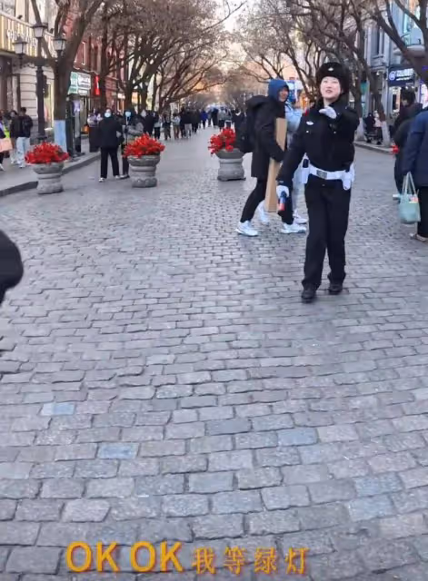 哈爾濱最美交警撞臉景甜,網友全網尋人,官方回應:馬上安排