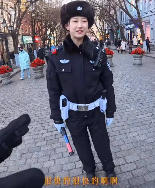 哈爾濱最美交警撞臉景甜,網友全網尋人,官方回應:馬上安排