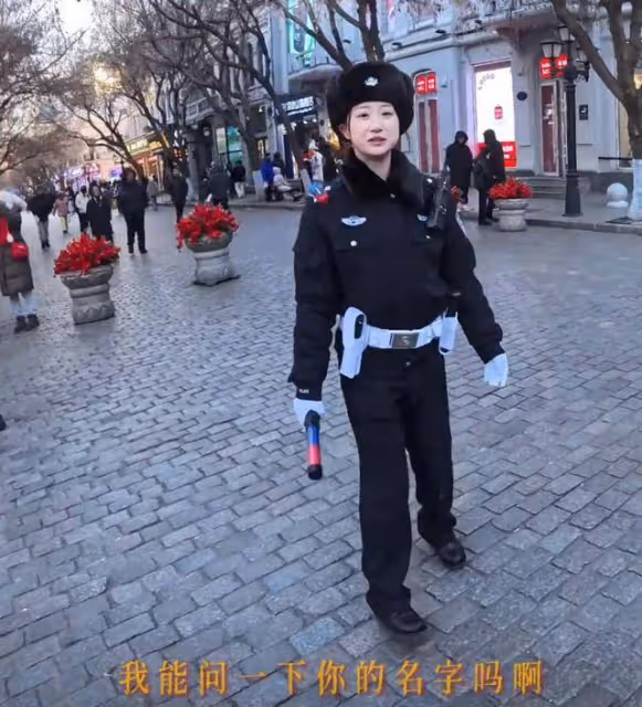 哈爾濱最美交警撞臉景甜,網友全網尋人,官方回應:馬上安排