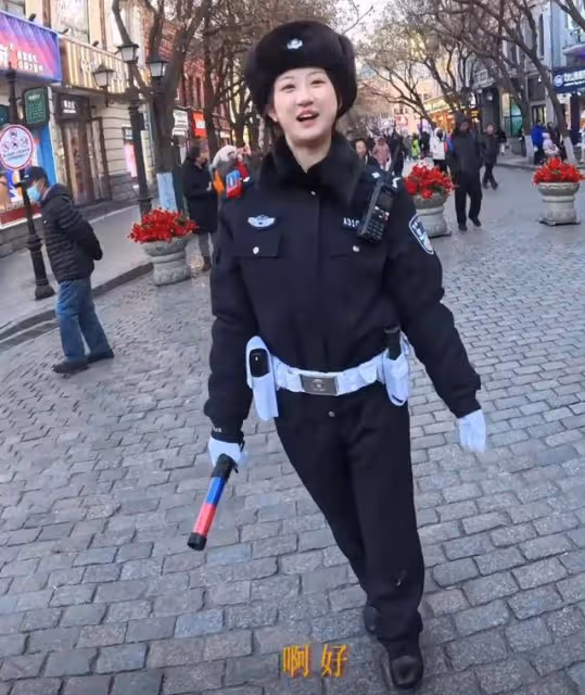 哈爾濱最美交警撞臉景甜,網友全網尋人,官方回應:馬上安排