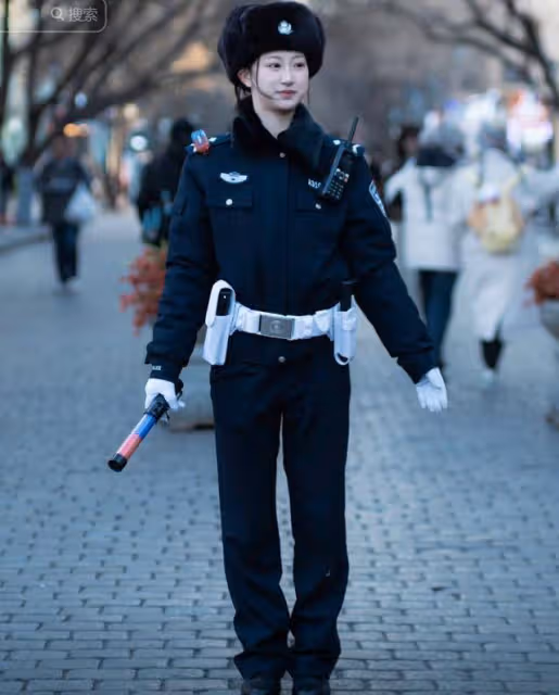 哈爾濱最美交警撞臉景甜,網友全網尋人,官方回應:馬上安排