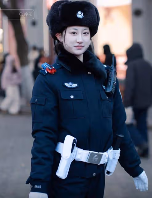 哈爾濱最美交警撞臉景甜,網友全網尋人,官方回應:馬上安排