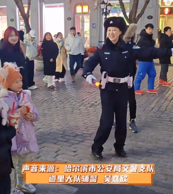 哈爾濱最美交警撞臉景甜,網友全網尋人,官方回應:馬上安排