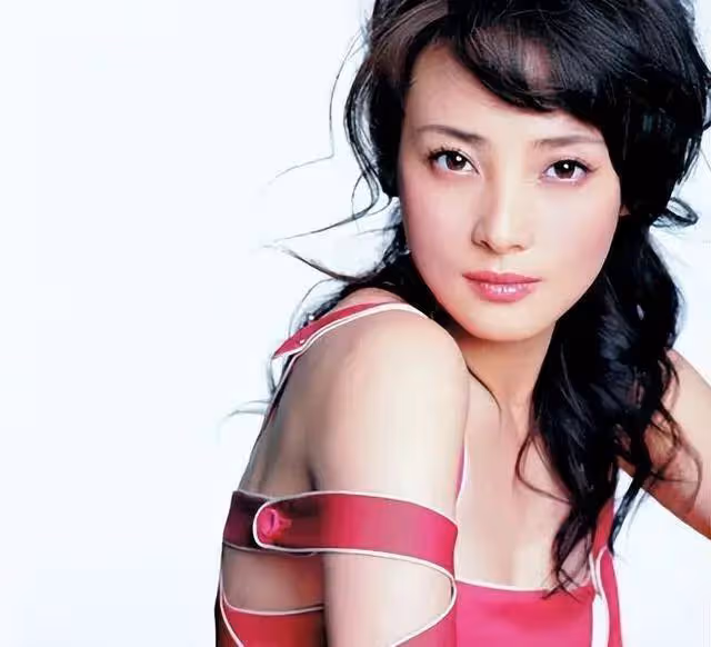 蔣勤勤寫真露出事業線大美腿!不是豐乳肥臀也性感火辣