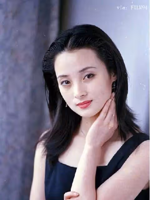 蔣勤勤寫真露出事業線大美腿!不是豐乳肥臀也性感火辣