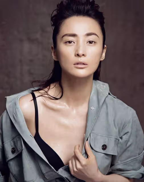 蔣勤勤寫真露出事業線大美腿!不是豐乳肥臀也性感火辣