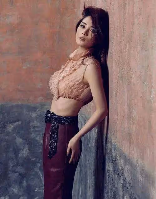 蔣勤勤寫真露出事業線大美腿！不是豐乳肥臀也性感火辣
