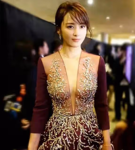 蔣勤勤寫真露出事業線大美腿！不是豐乳肥臀也性感火辣
