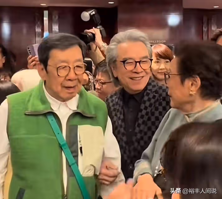 96歲白雪仙穿高跟鞋現身,慘被92歲胡楓撒嬌,輕撫臉龐鬼馬雙星