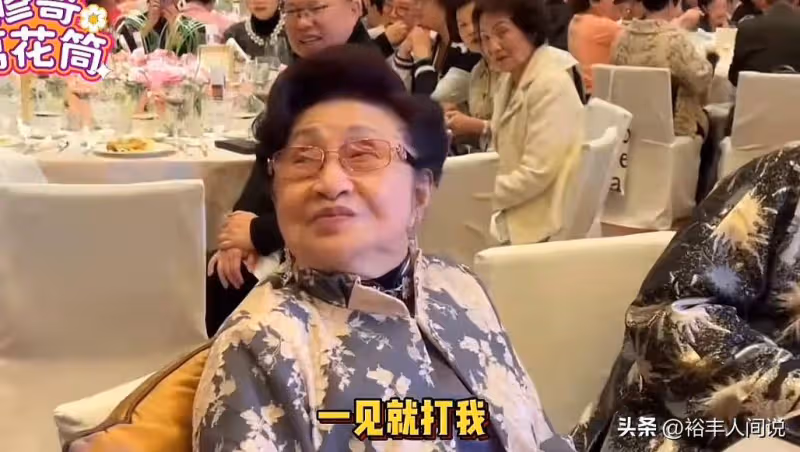 96歲白雪仙穿高跟鞋現身,慘被92歲胡楓撒嬌,輕撫臉龐鬼馬雙星