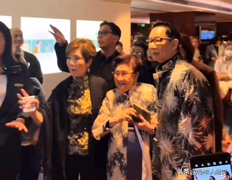 96歲白雪仙穿高跟鞋現身,慘被92歲胡楓撒嬌,輕撫臉龐鬼馬雙星