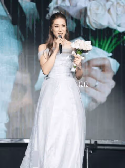人氣爆棚!TVB前花旦鍾嘉欣佛山開唱!穿婚紗重現嫁人一幕感動全場