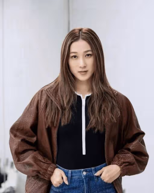 人氣爆棚!TVB前花旦鍾嘉欣佛山開唱!穿婚紗重現嫁人一幕感動全場